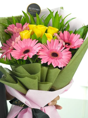  Bodrum Çiçek Gönder - Pembe Jerbera ve Sarı Gül Buketi