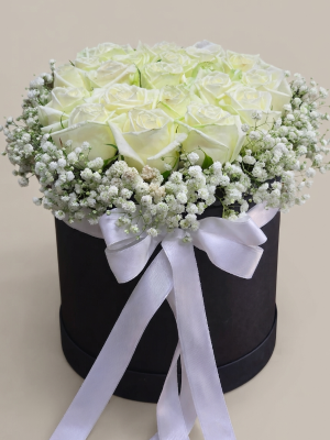  Bodrum Çiçekçi - Beyaz Kutuda Gerbera, Lilyum & Krem Gül Aranjmanı