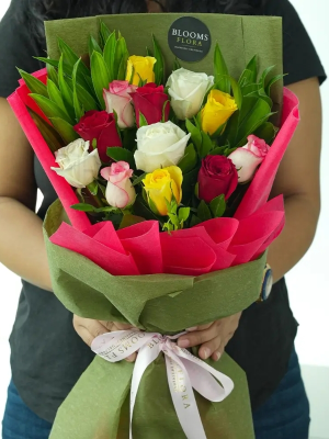  Bodrum Çiçekçi - 12 Renkli Gül Buketi